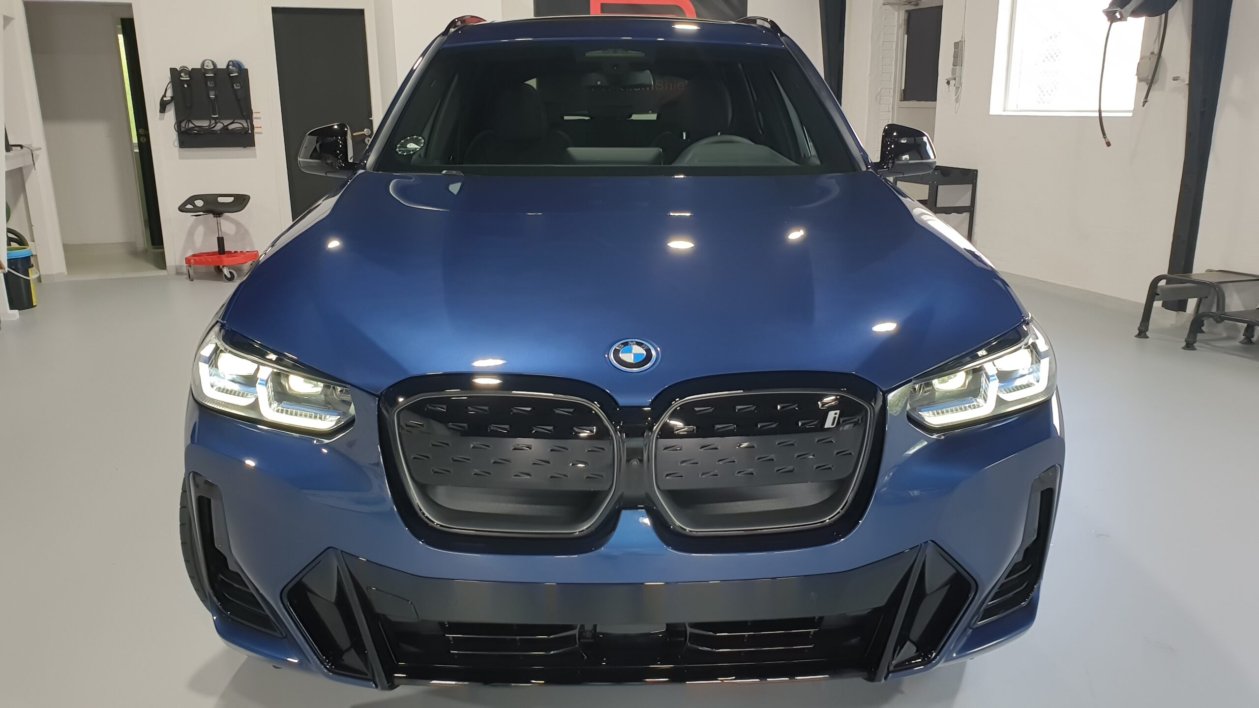 BMW IX3 FACELIFT POLERING, KERAMISK COATING OG PPF ÅRHUS
