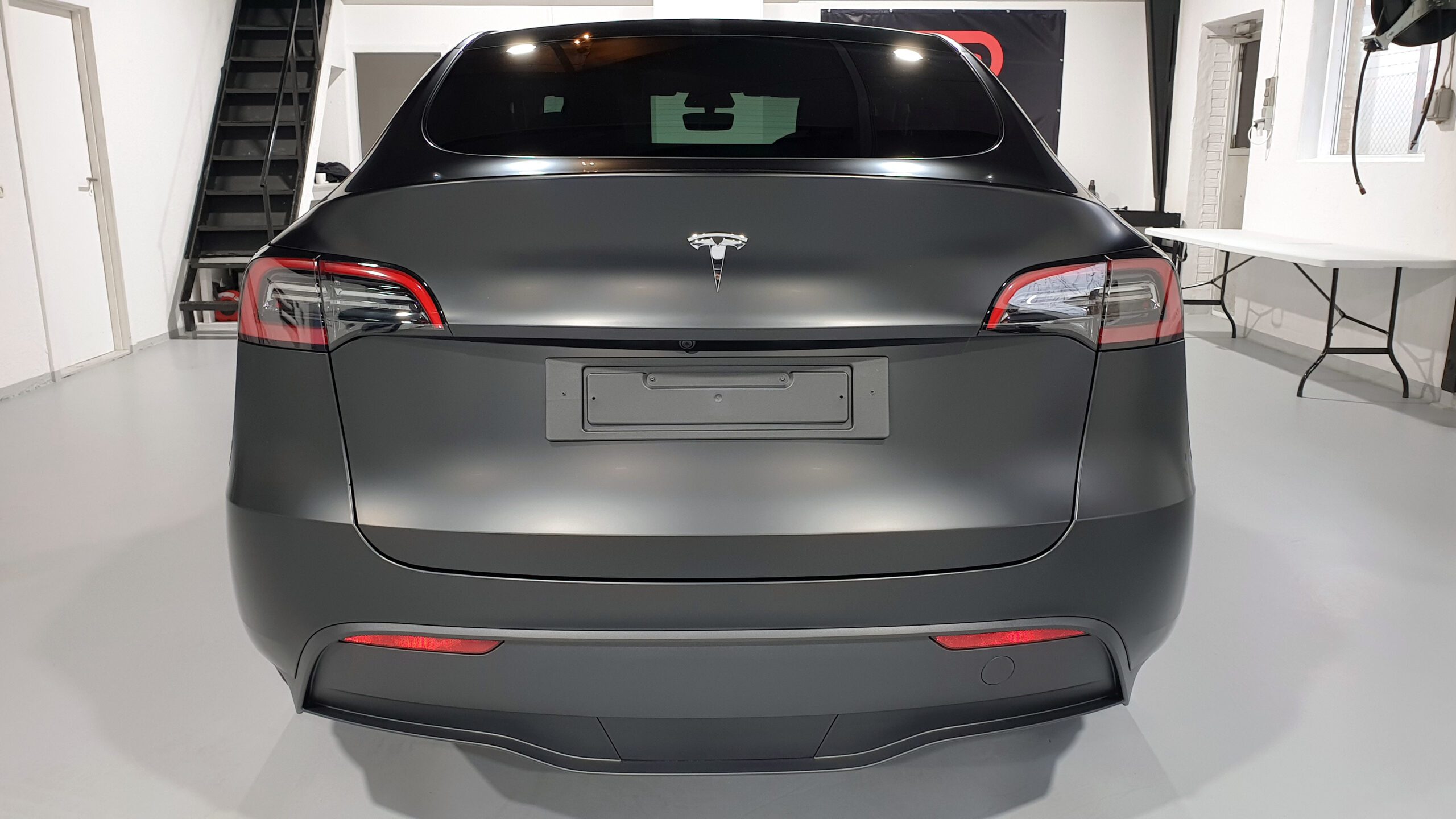 Tesla model Y sort med Stealth beskyttelsesfilm