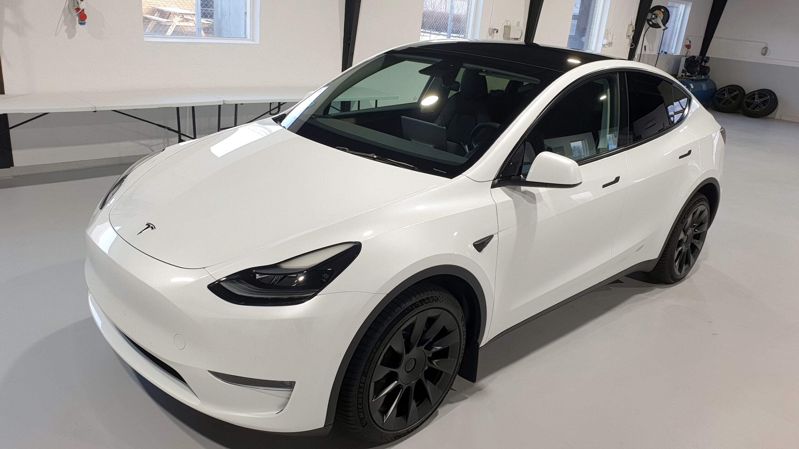 Tesla model Y hvid full car stenslagsfolie