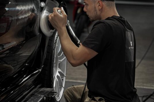 Professionelt udstyr til bilpolering hos RS Car Care Århus