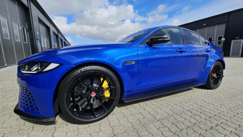 Professionel bilpolering og lakkorrektion hos RS Car Care i Århus